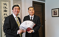 Prof. Joseph Sung (left), Vice-Chancellor presents a souvenir to Mr. Jin Deshui (right), Party Secretary of Zhejiang University